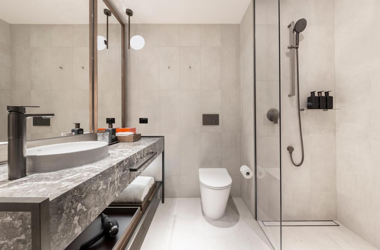 Next Hotel Melbourne, Curio Collection By Hilton Kültér fotó Bathroom