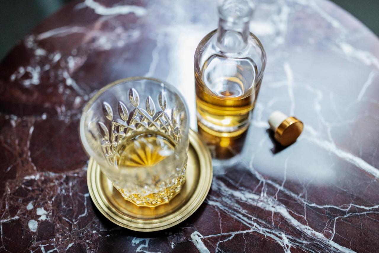 Next Hotel Melbourne, Curio Collection By Hilton Kültér fotó A glass of whisky