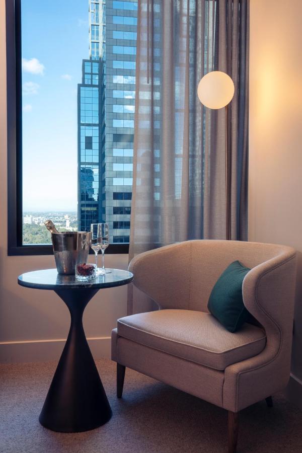 Next Hotel Melbourne, Curio Collection By Hilton Kültér fotó A room at the hotel