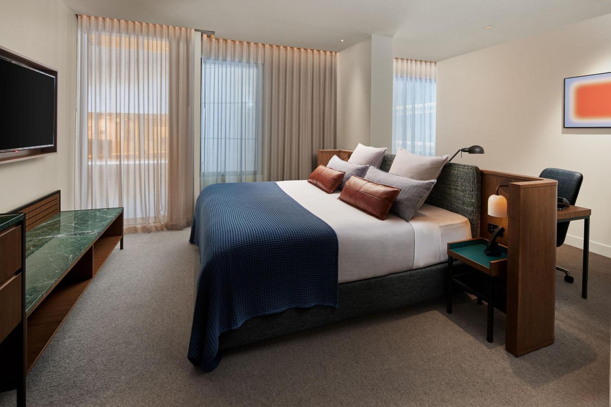 Next Hotel Melbourne, Curio Collection By Hilton Kültér fotó A bedroom at the hotel