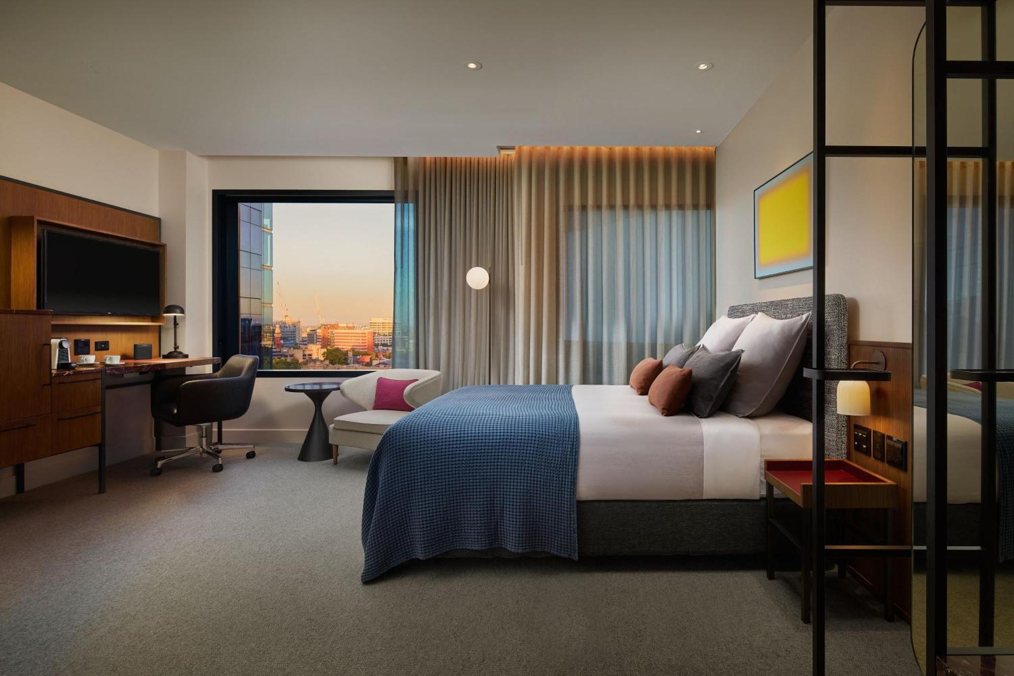 Next Hotel Melbourne, Curio Collection By Hilton Kültér fotó A bedroom at the hotel
